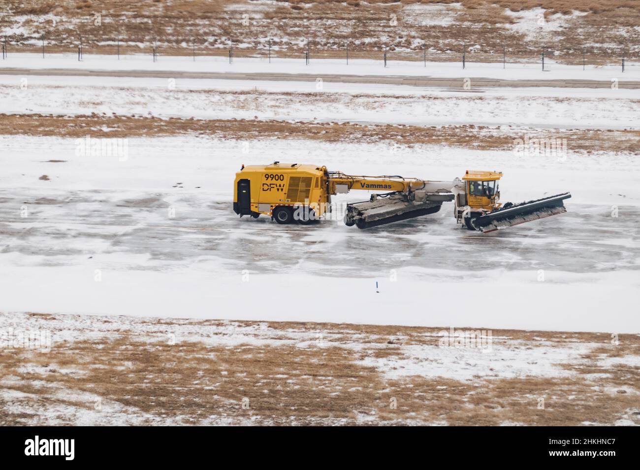 Équipement de déneigement à l'aéroport de Dallas-fort Worth le 4th février 2022, après que Storm Landon ait déversé de la neige à travers la ville Banque D'Images