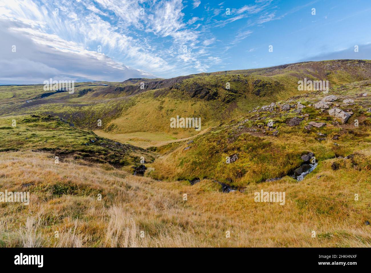 Randonnée jusqu'à la rivière thermale de Reykjavadalur Hot Spring en Islande Banque D'Images