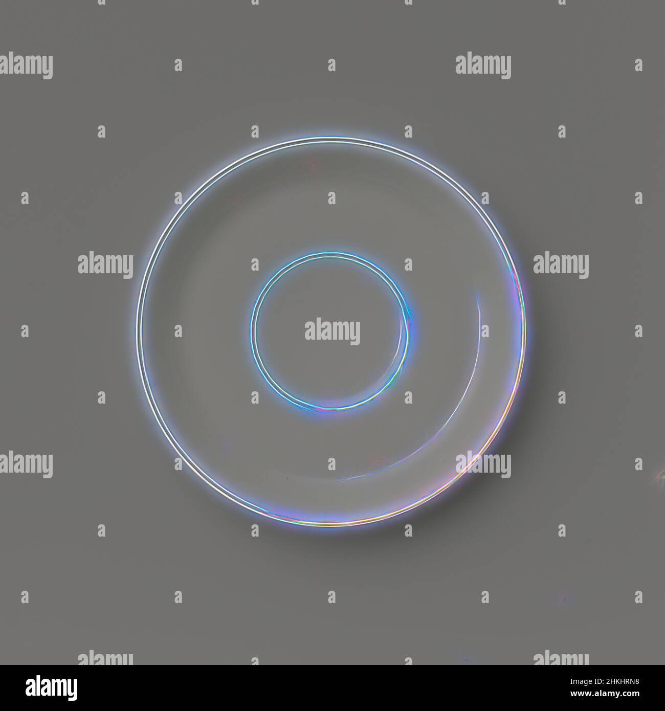 Inspiré par le plat (sans illustration), c. 1400 - c. 1950, porcelaine, hauteur 2,5 cm × diamètre 16,3 cm, revisitée par Artotop. L'art classique réinventé avec une touche moderne. Conception de lumière chaleureuse et gaie, de luminosité et de rayonnement de lumière. La photographie s'inspire du surréalisme et du futurisme, embrassant l'énergie dynamique de la technologie moderne, du mouvement, de la vitesse et révolutionne la culture Banque D'Images