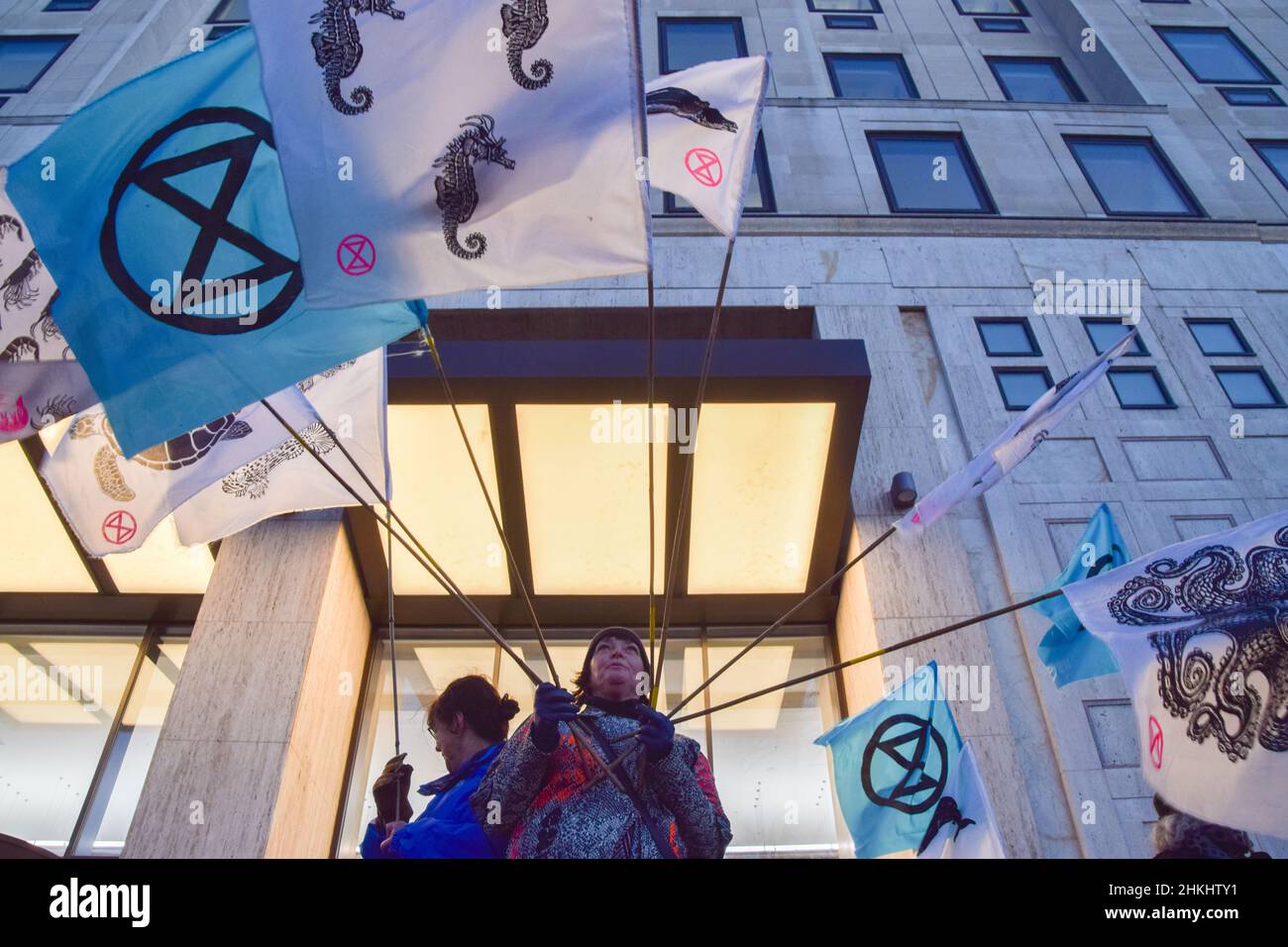 Londres, Royaume-Uni 4th février 2022.Des manifestants à l'extérieur du siège social de Shell.Les activistes ont défilé avec une baleine modèle de la place du Parlement jusqu'au siège de Shell à Londres pour protester contre la destruction des océans et de la faune océanique causée par la fracturation hydraulique, les forages, les levés sismiques et la pollution par les compagnies pétrolières.Credit: Vuk Valcic / Alamy Live News Banque D'Images