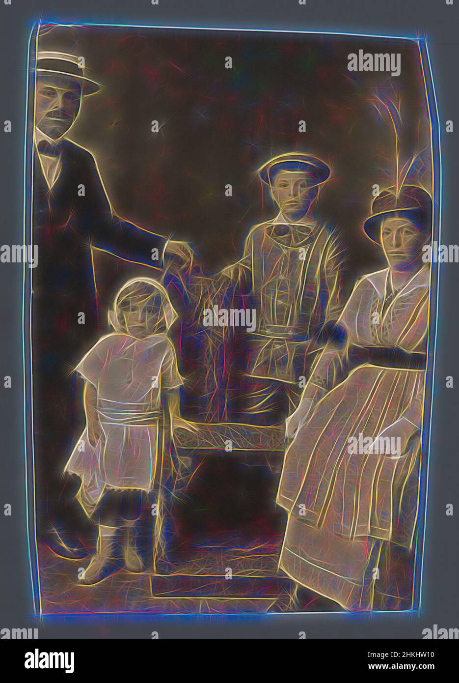 Inspiré par Portrait d'une famille inconnue, c. 1905 - c. 1920, papier, hauteur 97 mm × largeur 66 mm, repensé par Artotop. L'art classique réinventé avec une touche moderne. Conception de lumière chaleureuse et gaie, de luminosité et de rayonnement de lumière. La photographie s'inspire du surréalisme et du futurisme, embrassant l'énergie dynamique de la technologie moderne, du mouvement, de la vitesse et révolutionne la culture Banque D'Images