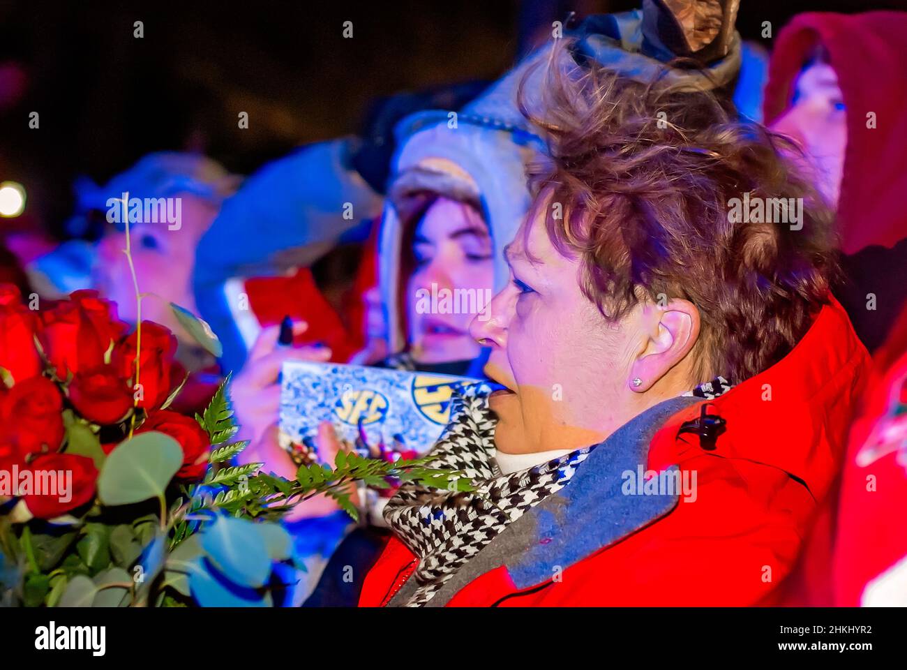 Les fans de football Crimson Tide attendent de féliciter l'équipe pour la victoire au championnat national, le 8 janvier 2010, à Tuscaloosa, Alabama. Banque D'Images