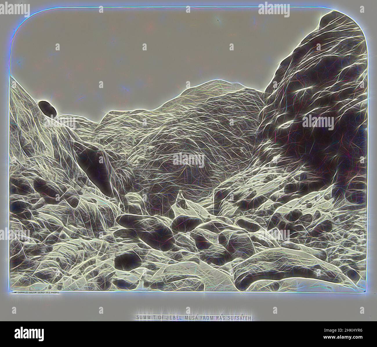 Inspiré par le paysage de montagne en Egypte, au loin Mont Sinaï, Sommet de Jebel Músá de Rás Sufsáfeh, James McDonald, Egypte, 1868 - 1869, papier, Imprimé albumine, hauteur 169 mm × largeur 473 mm hauteur 338 mm × largeur 211 mm, repensé par Artotop. L'art classique réinventé avec une touche moderne. Conception de lumière chaleureuse et gaie, de luminosité et de rayonnement de lumière. La photographie s'inspire du surréalisme et du futurisme, embrassant l'énergie dynamique de la technologie moderne, du mouvement, de la vitesse et révolutionne la culture Banque D'Images