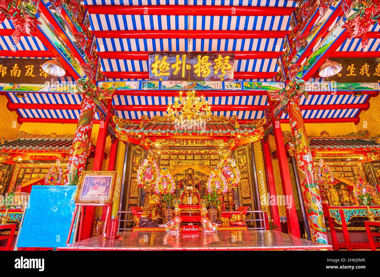 L'intérieur impressionnant du sanctuaire de Lao Pun Tao Kong avec des autels dorés et des colonnes et des plafonds colorés peints, Bangkok, Thaïlande Banque D'Images