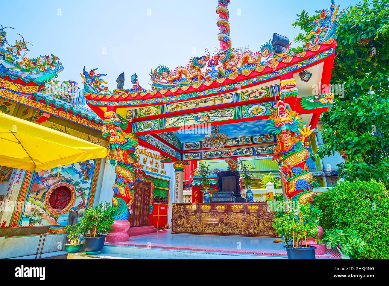 Le pavillon pittoresque du temple de Lao Pun Tao Kong, dans un style typiquement cineois, avec de nombreux dragons coilorful, Bangkok, Thaïlande Banque D'Images