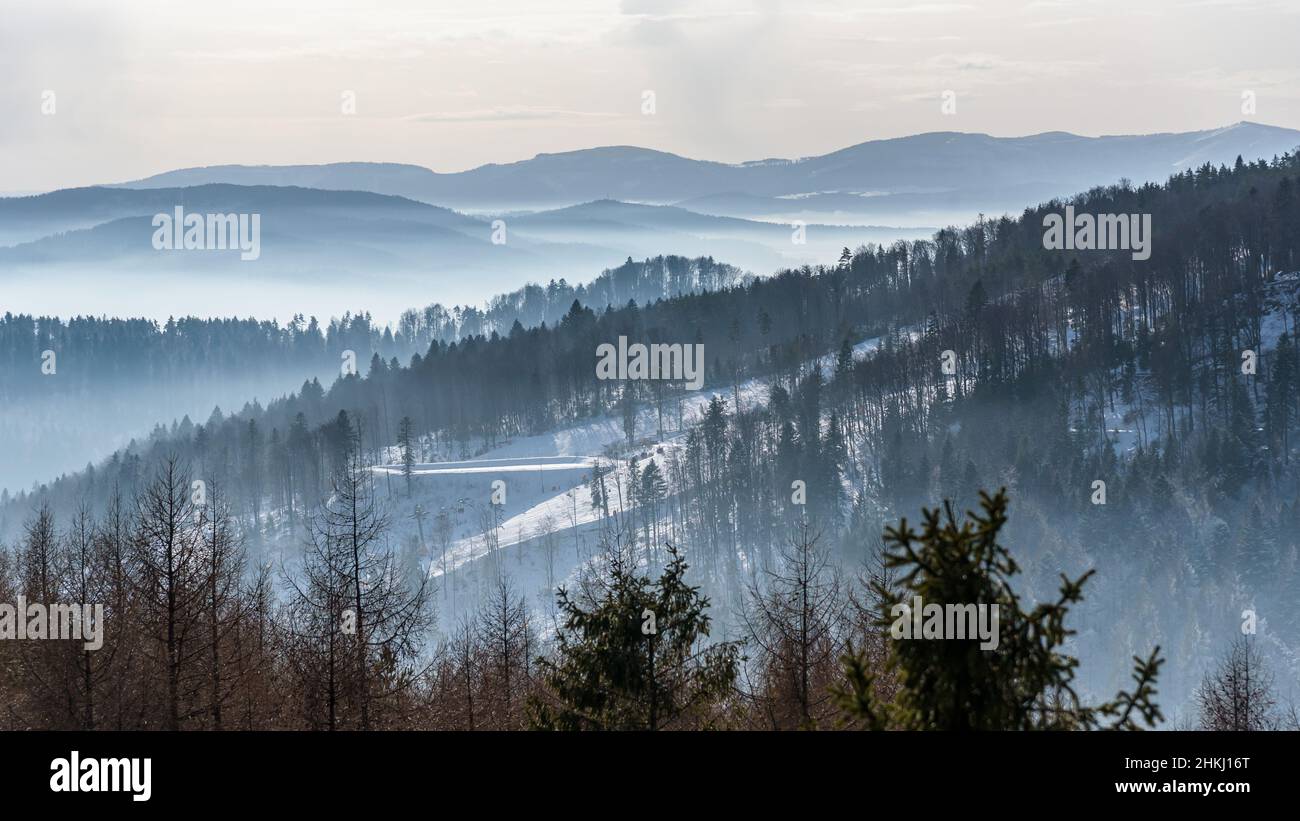 Vue imprenable sur la chaîne de montagne de Beskid Sadecki avec piste de ski de Jaworzyna Krynicka en Pologne Banque D'Images