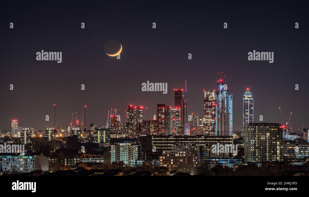 Londres, Royaume-Uni.4th févr. 2022.Météo au Royaume-Uni : le mouvement au-dessus de la ville voit un croissant de lune 16,3% cirant se fixer vers des bâtiments dans le sud-ouest de Londres.Credit: Guy Corbishley/Alamy Live News Banque D'Images