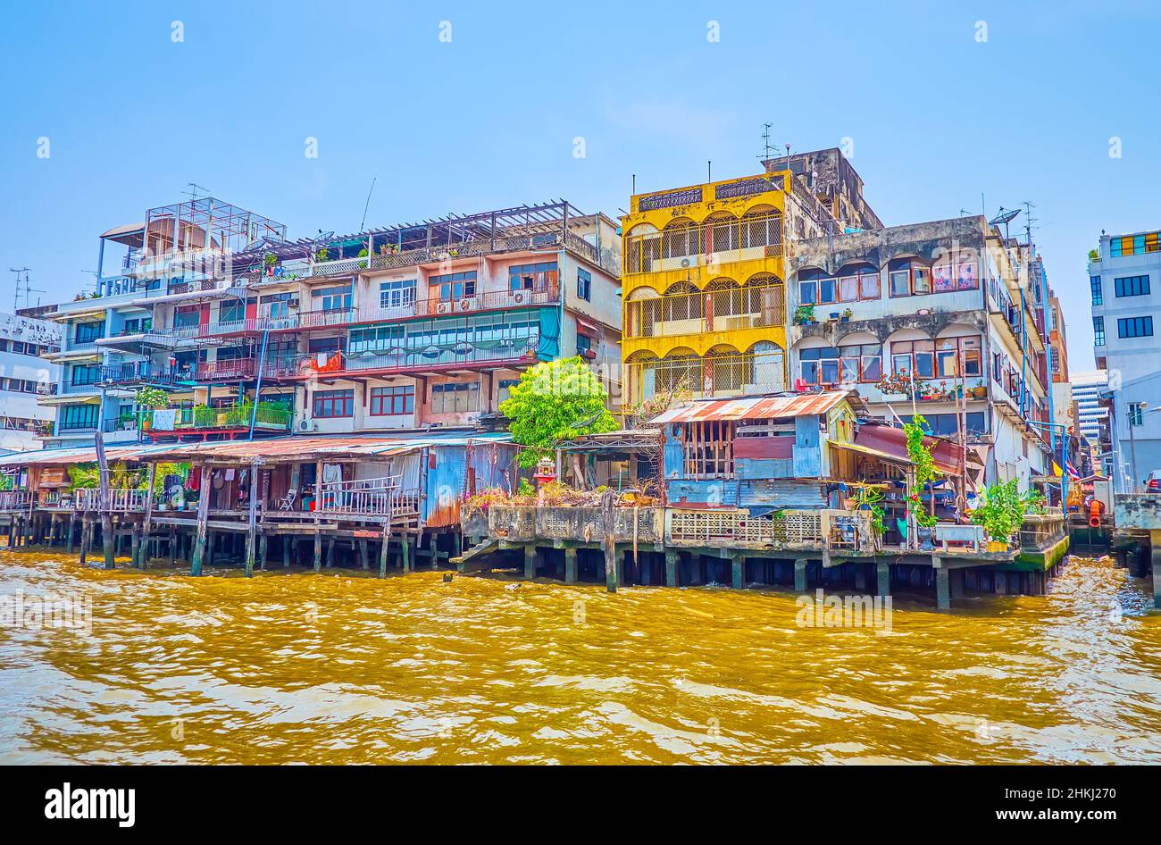 La ligne de maisons de sorbettes sur le fleuve Chao Phraya, Bangkok, Thaïlande Banque D'Images