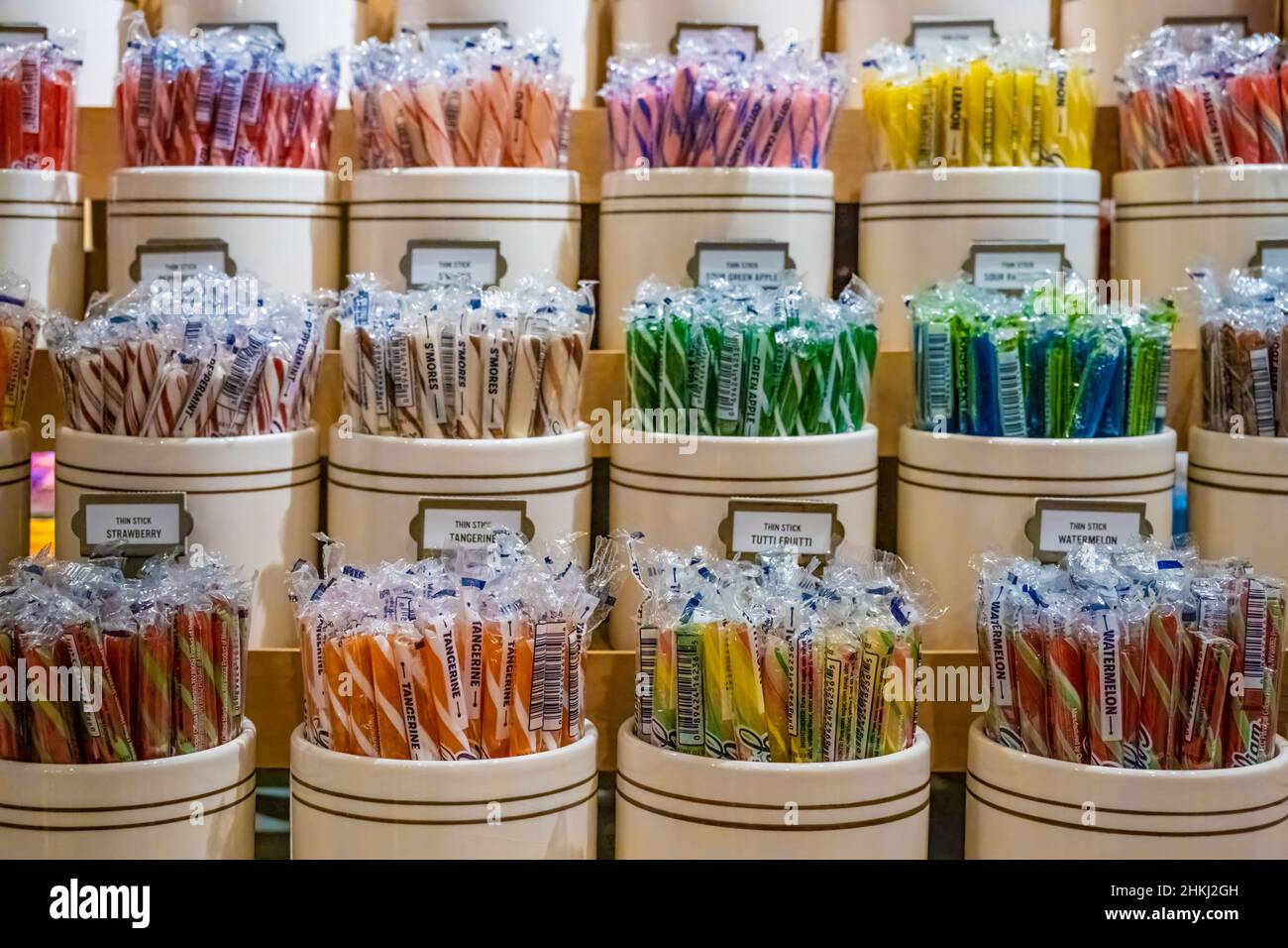 Exposition colorée de bâtonnets de bonbons à l'ancienne au Cracker Barrel Old Country Store de Pell City, Alabama.(ÉTATS-UNIS) Banque D'Images