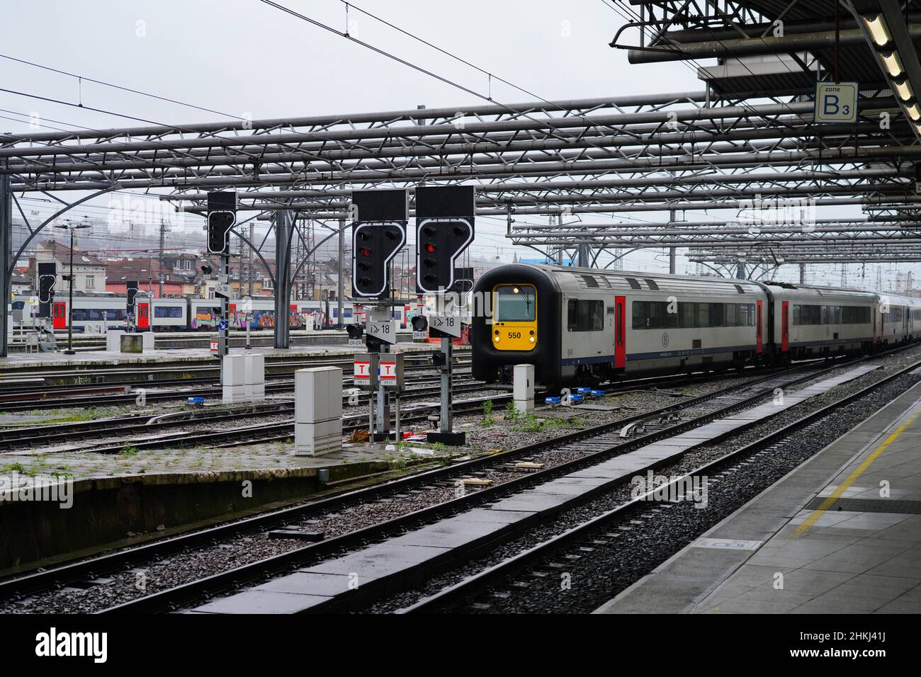 BRUXELLES, BELGIQUE -8 JANV. 2022- vue sur la gare de Bruxelles Sud (Bruxelles midi ou Bruxelles Zuid), la gare la plus fréquentée de Belgique. Banque D'Images