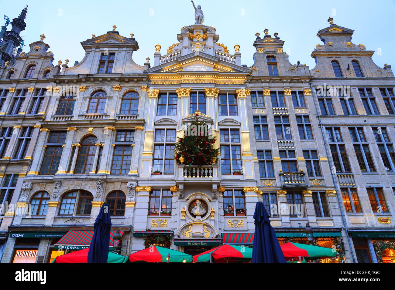 BRUXELLES, BELGIQUE -8 JANVIER 2022 - vue sur la Grand place, place centrale historique de la ville de Bruxelles, Belgique. Banque D'Images