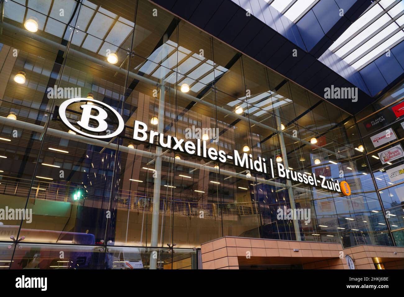 BRUXELLES, BELGIQUE -8 JANV. 2022- vue sur la gare de Bruxelles Sud  (Bruxelles midi ou Bruxelles Zuid), la gare la plus fréquentée de Belgique  Photo Stock - Alamy