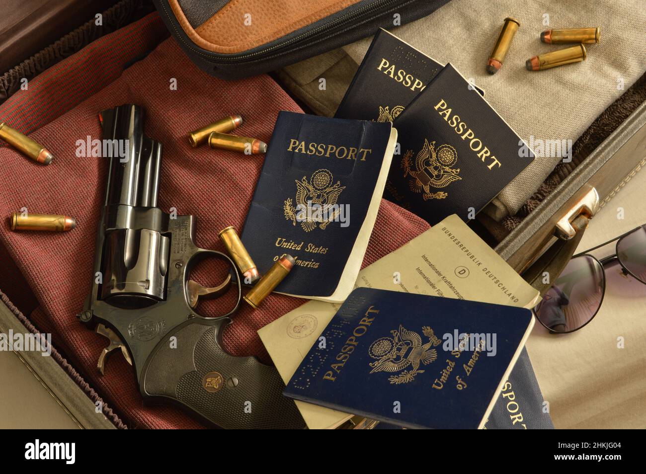 Arme à feu et passeports des bagages d'un terroriste ou d'un agent secret Banque D'Images