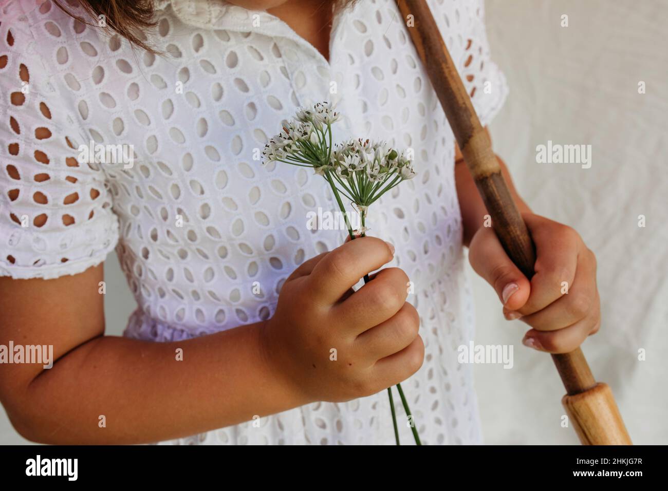 Fille avec fleurs et parapluie Banque D'Images