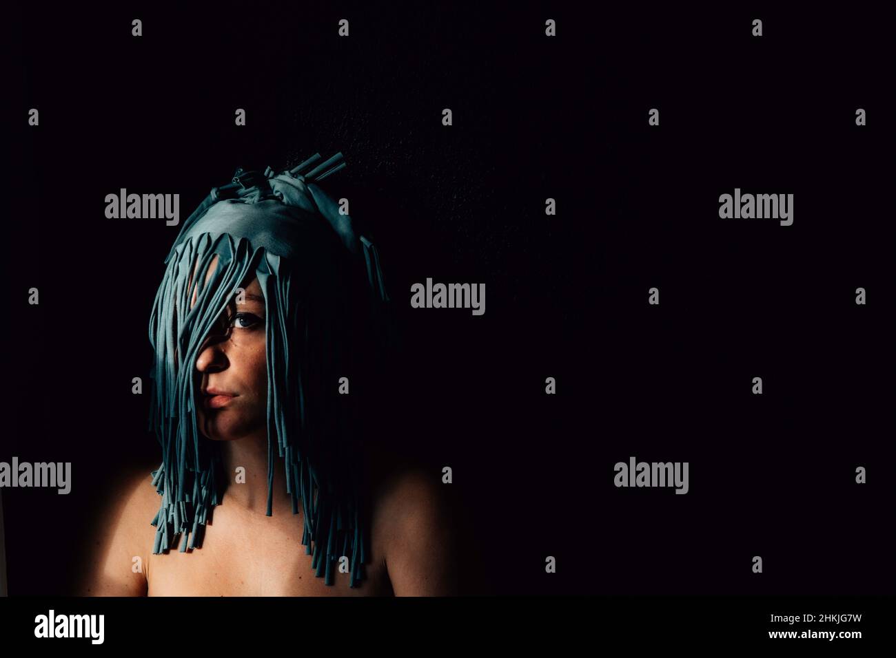Cheveux bleus bizarres visage de dame Banque D'Images