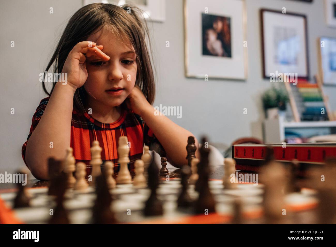 Enfant intelligent jouant Chess girl Banque D'Images