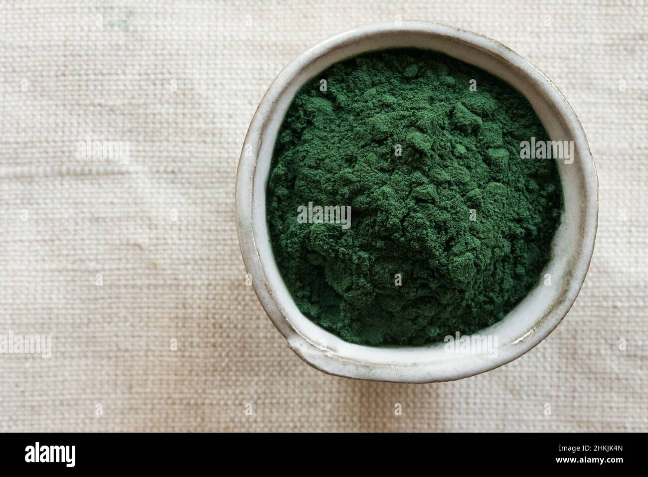 Poudre de spiruline dans un bol Banque D'Images