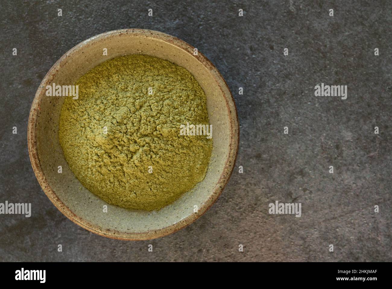 Poudre de wheatgrass dans un bol Banque D'Images