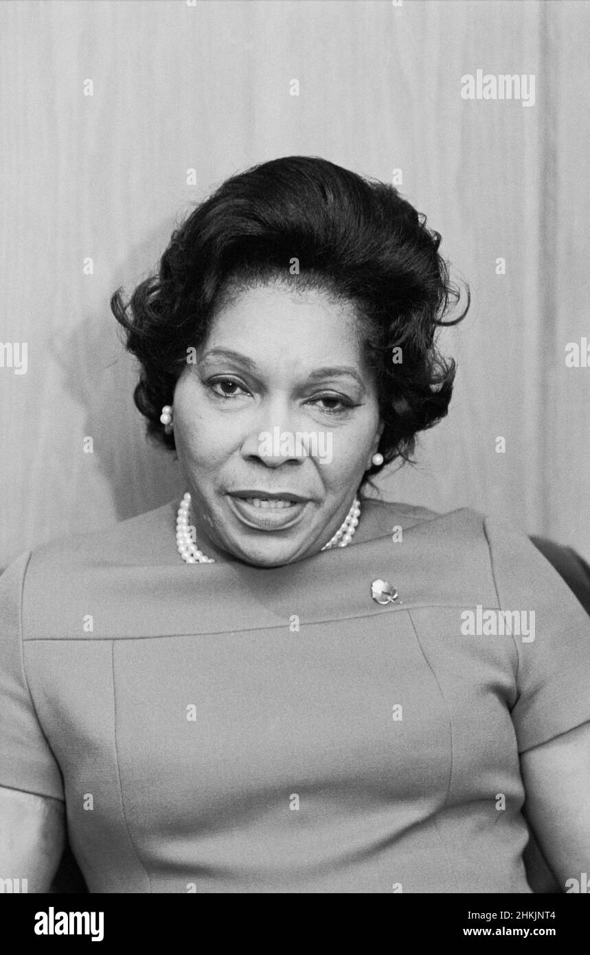 Barbara M. Watson (1918-1983), diplomate américain et première personne et femme noire à occuper le poste de secrétaire d'État adjointe, portrait en demi-longueur tout en étant secrétaire d'État adjointe à la sécurité et aux affaires consulaires, Washington DC, États-Unis, Warren K. Leffler, US News & World Report Magazine Collection, 9 décembre 1971 Banque D'Images