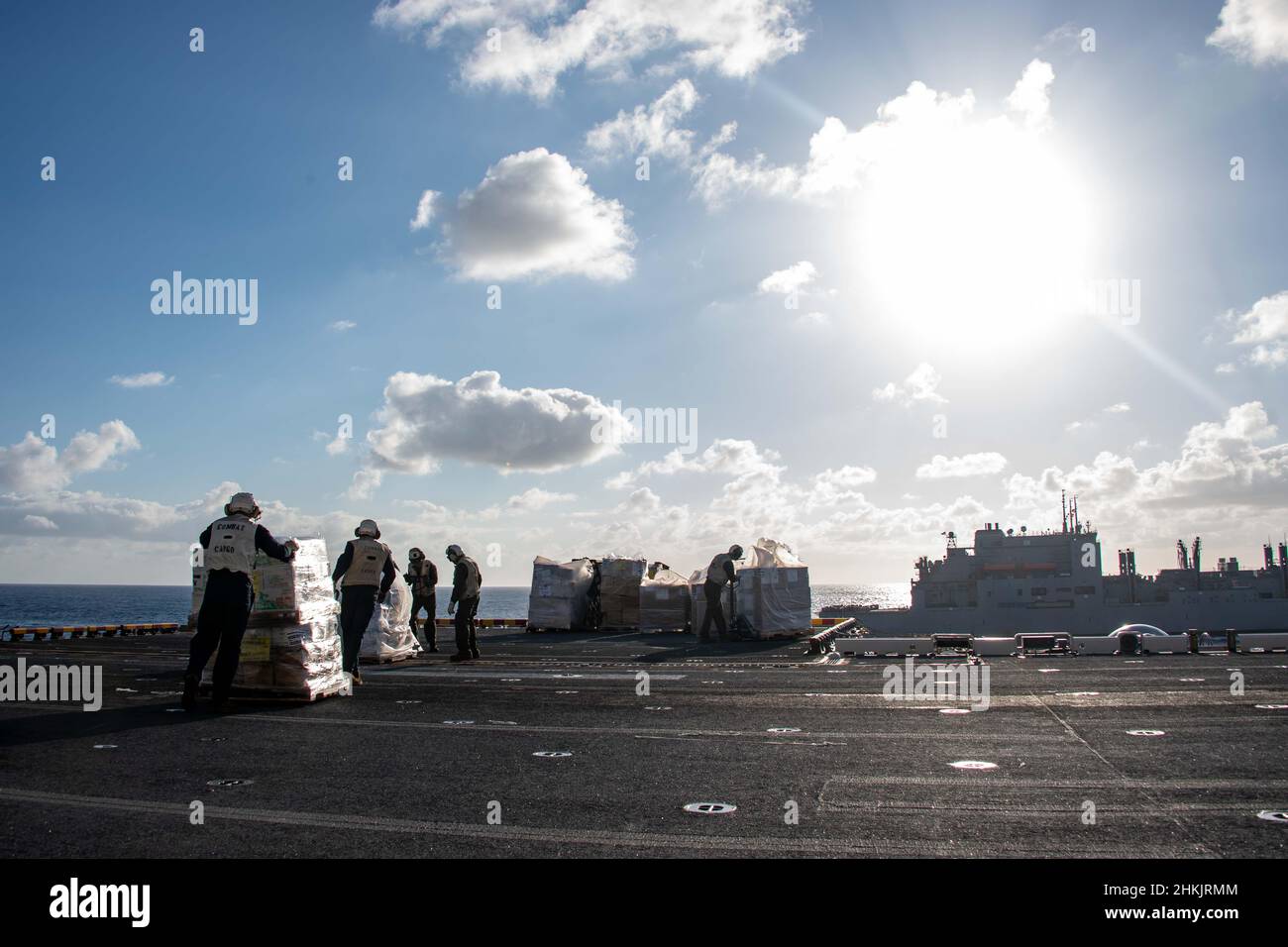 MER DES PHILIPPINES (fév3, 2022) Marines affectés à la cargaison de transport de l'unité expéditionnaire maritime (UMM) de 31st sur le pont de vol du navire d'assaut amphibie déployé à l'avant USS America (LHA 6) pendant l'opération Noble Fusion.Noble Fusion démontre que les forces expéditionnaires navales déployées à l'avance par la Marine et le Marine corps peuvent rapidement regrouper en mer des équipes de Marine Expeditionary Unit/amphibie Ready Group, ainsi qu'un groupe de grève des transporteurs, ainsi que d'autres éléments et alliés de la force conjointe, afin de mener des opérations de dénégation de la mer mortelles, de s'emparer de terrains maritimes clés,garantir la liberté de Banque D'Images