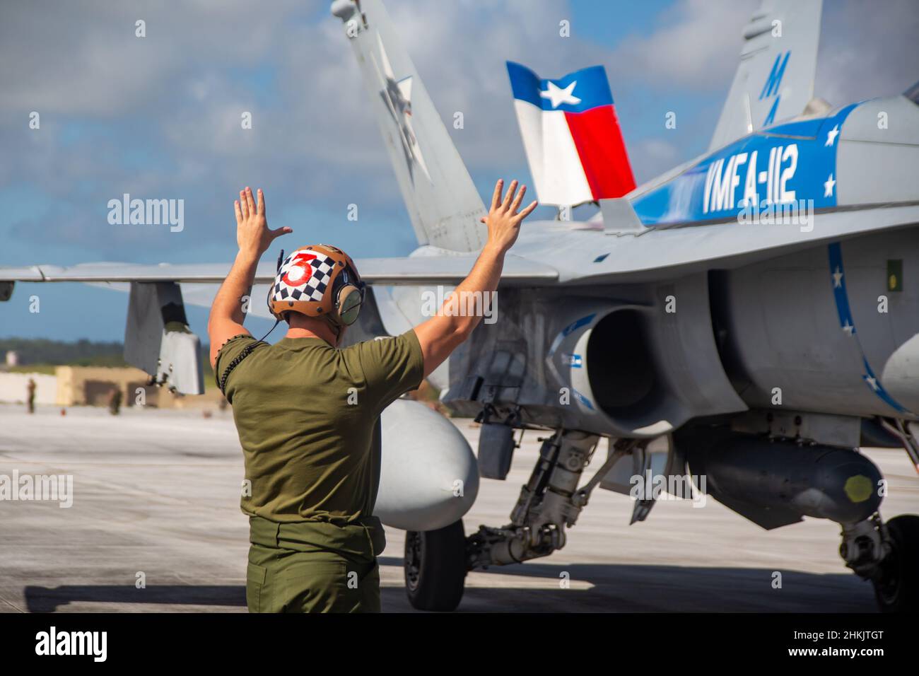 Caporal du corps des Marines des États-UnisCameron Sousa, mécanicien de ligne électrique de l'escadron d'attaque de chasseurs maritimes 112, guide un avion F/A-18C Hornet à la base aérienne d'Andersen, Guam, le 26 janvier 2022.Marines, avec VMFA-112, effectue une formation au niveau de l'unité à la base aérienne d'Andersen dans le cadre d'un programme de réinstallation de la formation en aviation.(É.-U.Photo du corps marin par Sgt.Booker T. Thomas III) Banque D'Images