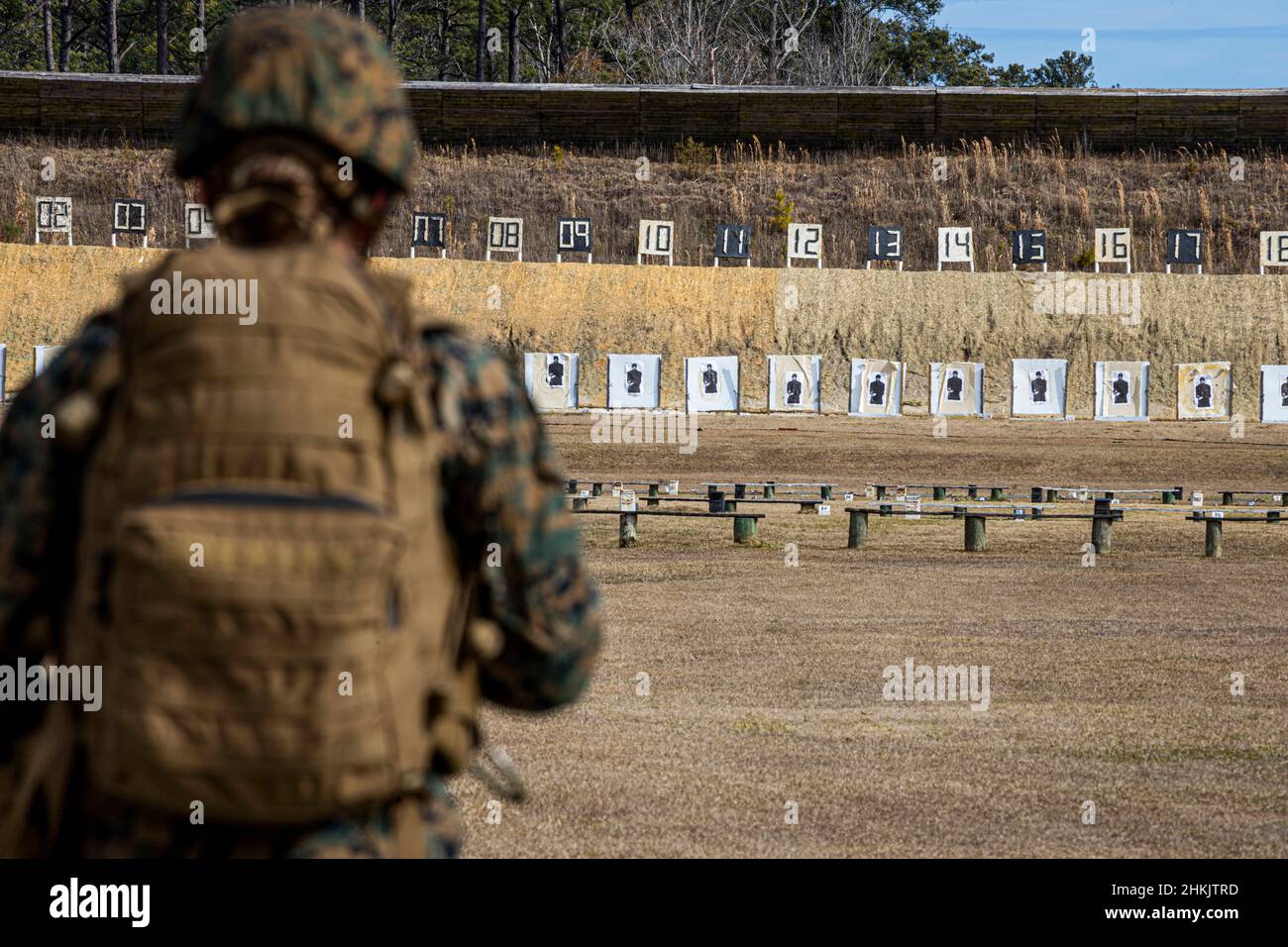 Cherry point, Caroline du Nord, États-Unis.3rd févr. 2022.Caporal de lance du corps des Marines des États-UnisAlexis Swain, de l'escadron 14 de logistique de l'aviation maritime, attend que le commandement fasse feu lors d'un cours annuel de qualification de fusil (QRA) sur la Station aérienne du corps maritime (MCAS) Cherry point, en Caroline du Nord, le 3 février 2022.La gamme de carabines a récemment ajouté des barricades de tir pour faciliter le nouvel ARQ et a rénové la berme pour maintenir la conformité environnementale.Crédit: Noah Braswell/États-UnisMarines/ZUMA Press Wire Service/ZUMAPRESS.com/Alamy Live News Banque D'Images