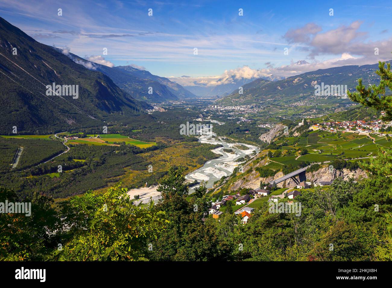 Vue de Leuk à l'ouest dans la vallée du Rhône, Suisse, Valais, Leuk Banque D'Images