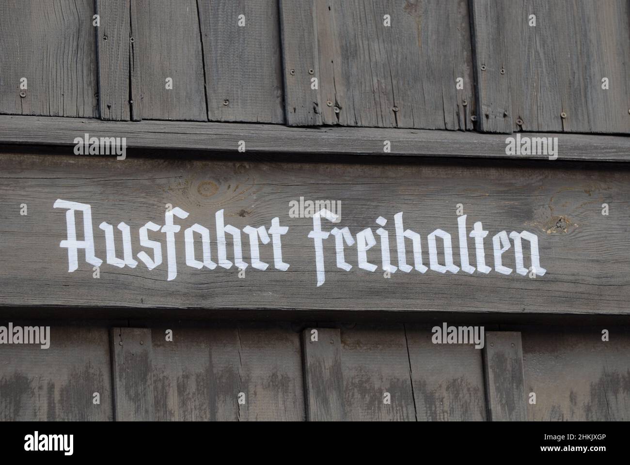 Ancienne porte en bois avec étiquette 'Ausfahrt freihalten', Allemagne Banque D'Images
