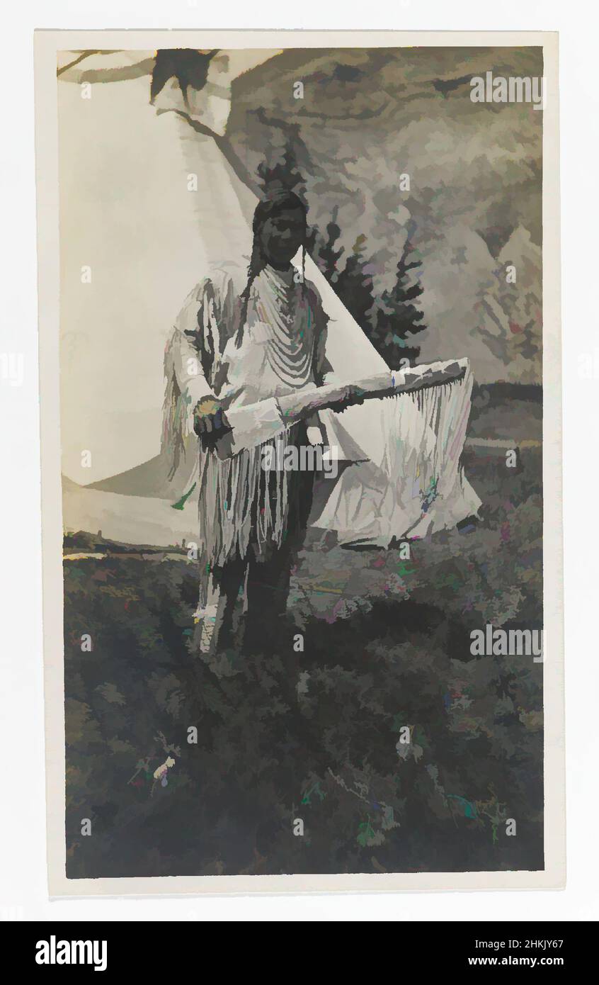 Art inspiré par le chef amérindien debout devant Teepee, américain, Gelatin Silver photographie, ca. 1900, 5 1/4 x 3 1/8 po, 13,3 x 8,0 cm, costume, mode, Indien, style de vie, Œuvres classiques modernisées par Artotop avec une touche de modernité. Formes, couleur et valeur, impact visuel accrocheur sur l'art émotions par la liberté d'œuvres d'art d'une manière contemporaine. Un message intemporel qui cherche une nouvelle direction créative. Artistes qui se tournent vers le support numérique et créent le NFT Artotop Banque D'Images