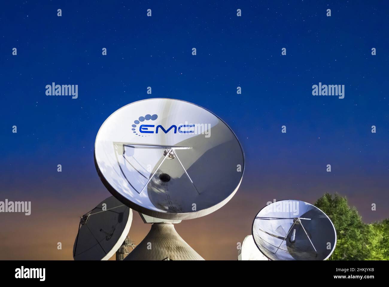 Ciel nocturne sur les antennes paraboliques de la station de la Terre de Raisting, Allemagne, Bavière Banque D'Images