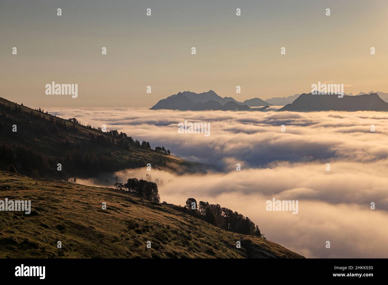 Vue du Niederhorn vers les nuages dans la vallée le matin, Suisse, Oberland bernois, Beatenberg Banque D'Images