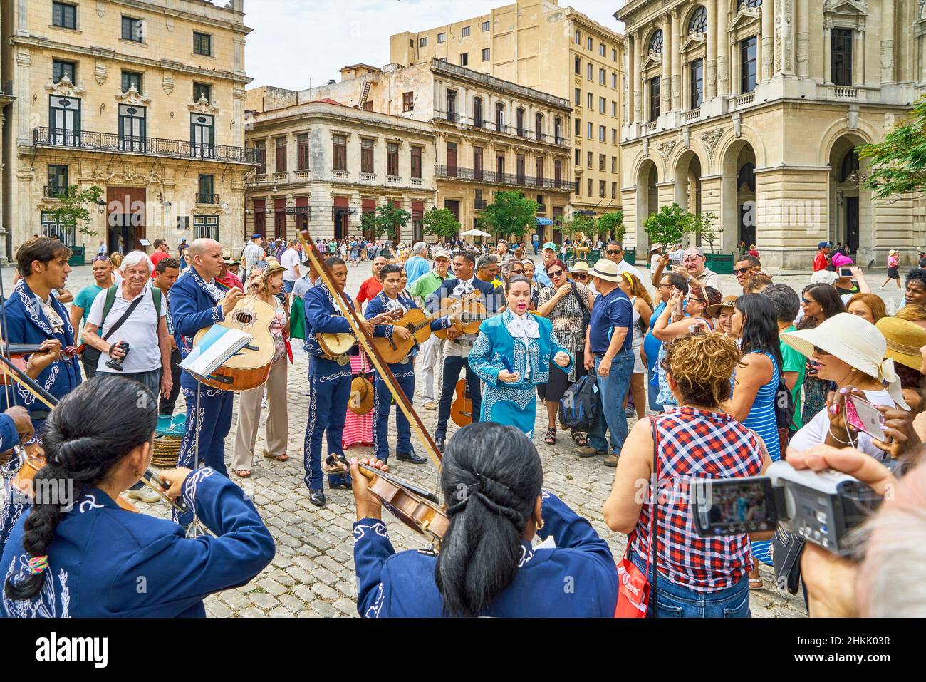 Un groupe folklorique typique accueille les touristes avec de la musique, du chant et de la danse, Cuba, la Habana Banque D'Images