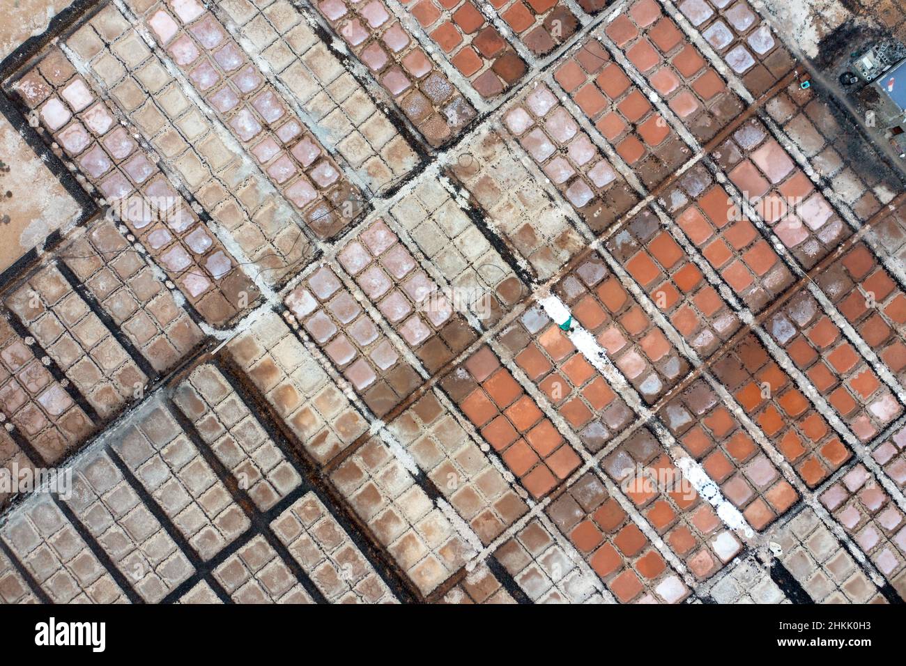 Salinas de Los Cocoteros, étangs d'évaporation avec divers contenus de sel, photo aérienne, îles Canaries, Lanzarote, Guatiza Banque D'Images
