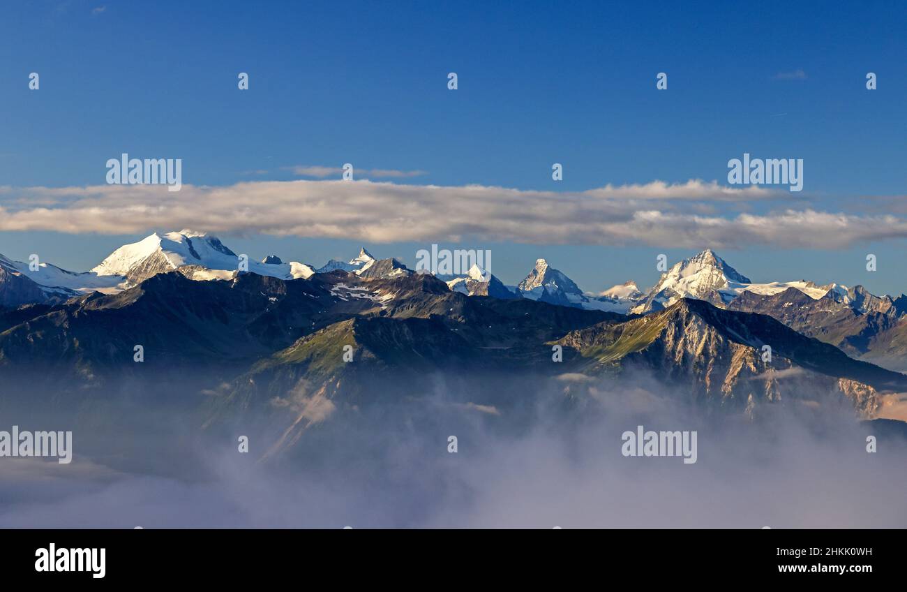 Vue depuis le col Gemmi des Alpes valaisannes entre Weisshorn et Dent Blanche le matin, Suisse, Valais, Leukerbad Banque D'Images