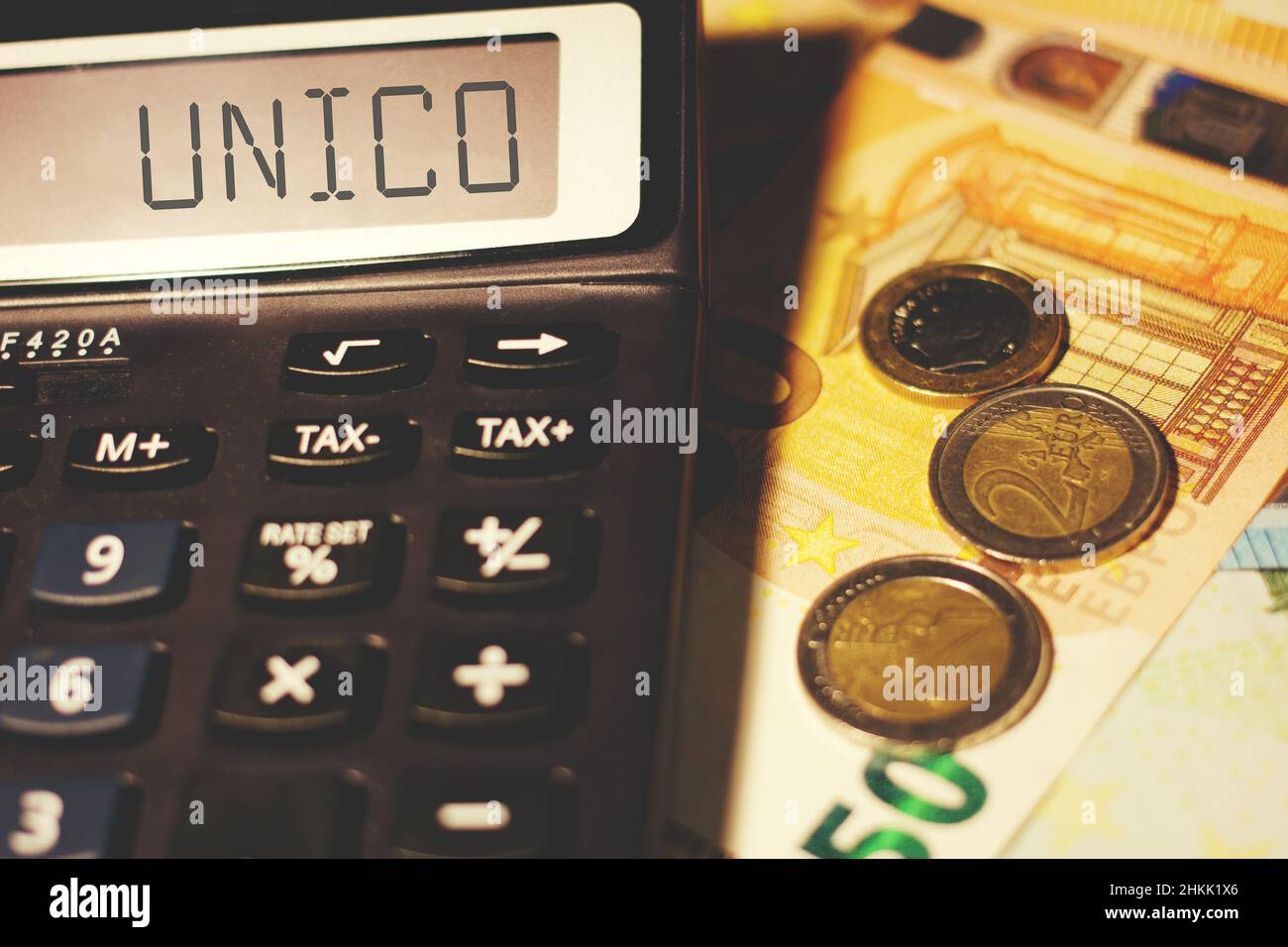 Calculatrice avec le signe 'Unico', concept de calcul de l'impôt italien Banque D'Images