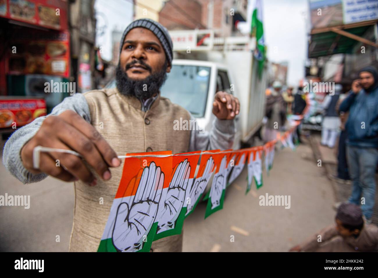 Ghaziabad, Inde.04th févr. 2022.Le défenseur du parti du Congrès a vu décorer la rue avec la guirlande des drapeaux du Congrès avant le spectacle de route du Secrétaire général de l'AICC (Comité du Congrès de toute l'Inde) Priyanka Gandhi Vadra à la colonie de khora, Ghaziabad.Crédit : SOPA Images Limited/Alamy Live News Banque D'Images