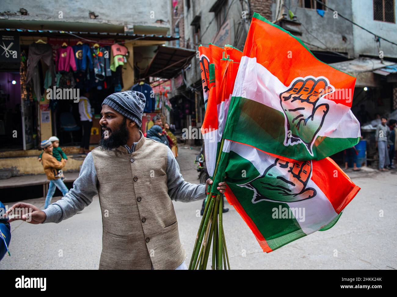 Ghaziabad, Inde.04th févr. 2022.Partisan du parti du Congrès tenant des drapeaux du parti pendant le salon du Secrétaire général de l'AICC (Comité du Congrès de toute l'Inde) Priyanka Gandhi Vadra à la colonie de khora, Ghaziabad.Crédit : SOPA Images Limited/Alamy Live News Banque D'Images