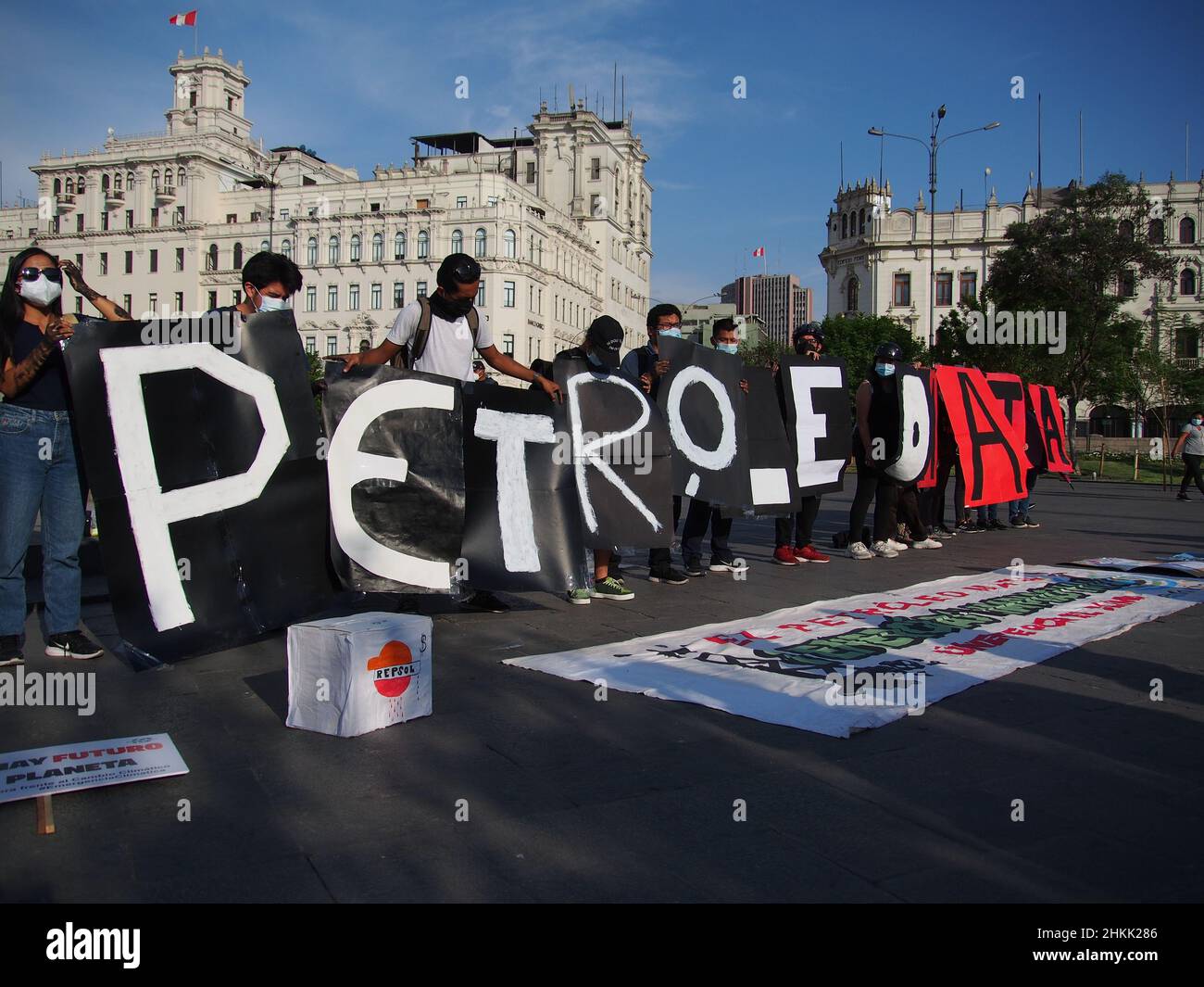 Pérou.04th févr. 2022.Les "Oil Kills" peuvent être lus dans une bannière quand des dizaines de manifestants se rassemblent une fois de plus dans les rues pour protester contre la récente marée noire qui a causé une catastrophe écologique sur les côtes de Lima et El Callao.Le 15 janvier, plus de 10 000 000 barils de pétrole ont été déversés dans la mer à la raffinerie de la Pampla exploitée par Repsol, une compagnie pétrolière espagnole, qui a produit l'une des plus grandes catastrophes écologiques du Pérou.Credit: Agence de presse Fotoholica/Alamy Live News Banque D'Images