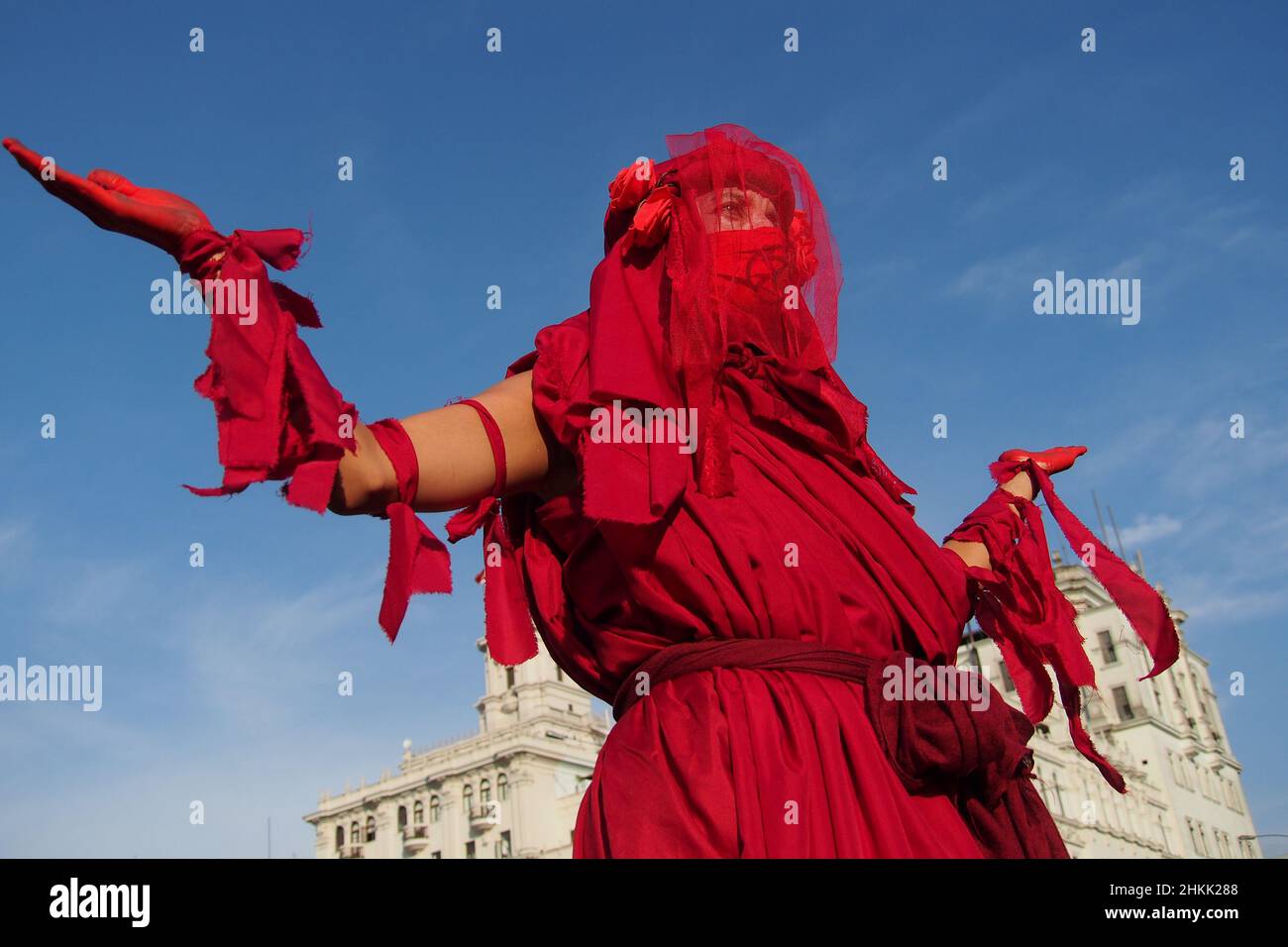 Pérou.04th févr. 2022.Une militante de la rébellion des extinction, vêtue de rouge, se produit sur une place publique lorsque des dizaines de manifestants se rassemblent une fois de plus dans les rues pour protester contre la récente marée noire qui a causé une catastrophe écologique sur les côtes de Lima et El Callao.Le 15 janvier, plus de 10 000 000 barils de pétrole ont été déversés dans la mer à la raffinerie de la Pampla exploitée par Repsol, une compagnie pétrolière espagnole, qui a produit l'une des plus grandes catastrophes écologiques du Pérou.Credit: Agence de presse Fotoholica/Alamy Live News Banque D'Images