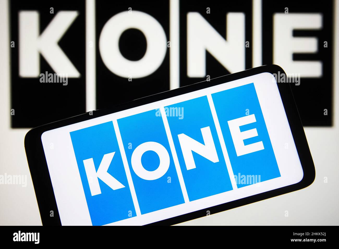 Ukraine.04th févr. 2022.Dans cette illustration, le logo de Kone Corporation (Kone Oyj) s'affiche sur l'écran d'un smartphone et en arrière-plan.Crédit : SOPA Images Limited/Alamy Live News Banque D'Images