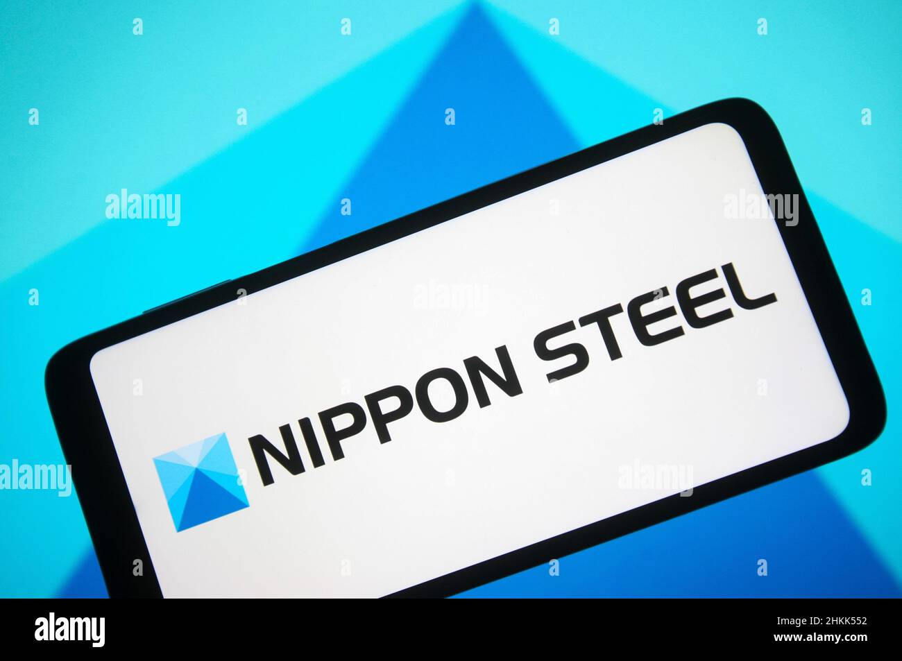 Ukraine.04th févr. 2022.Dans cette illustration, le logo Nippon Steel Corporation est affiché sur un smartphone et en arrière-plan.Crédit : SOPA Images Limited/Alamy Live News Banque D'Images