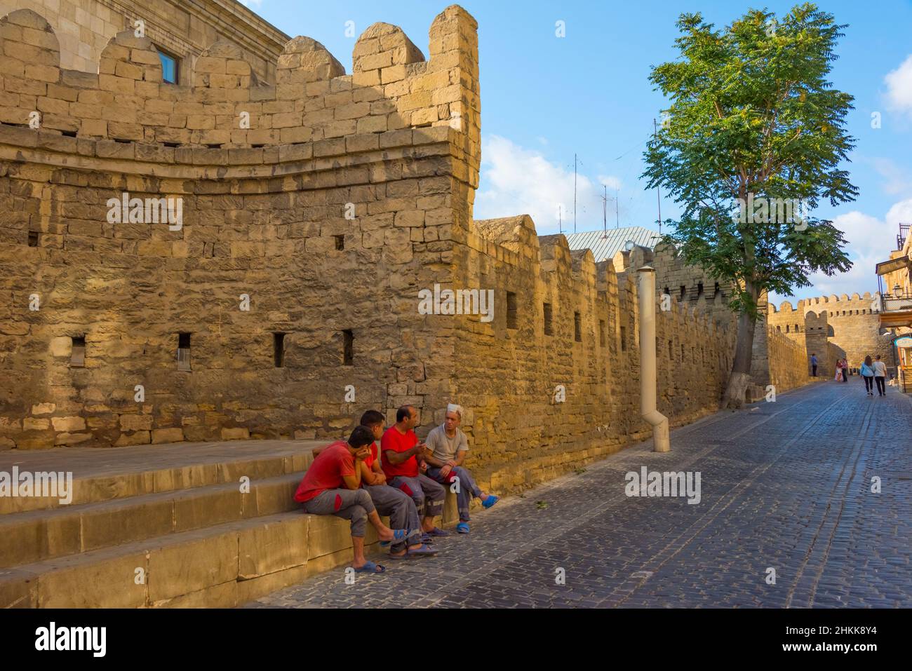 Murs de la vieille ville et rue pavée dans la vieille ville, site classé au patrimoine mondial de l'UNESCO, Bakou, Azerbaïdjan Banque D'Images