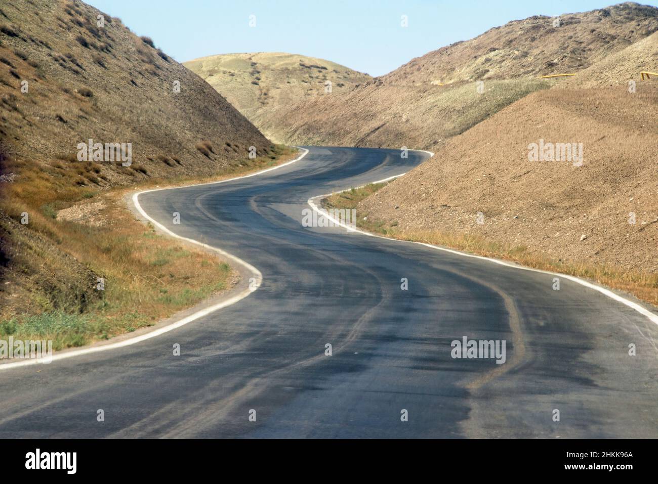 Route sinueuse à travers la montagne, République autonome de Nakhchivan, une exclave de l'Azerbaïdjan Banque D'Images