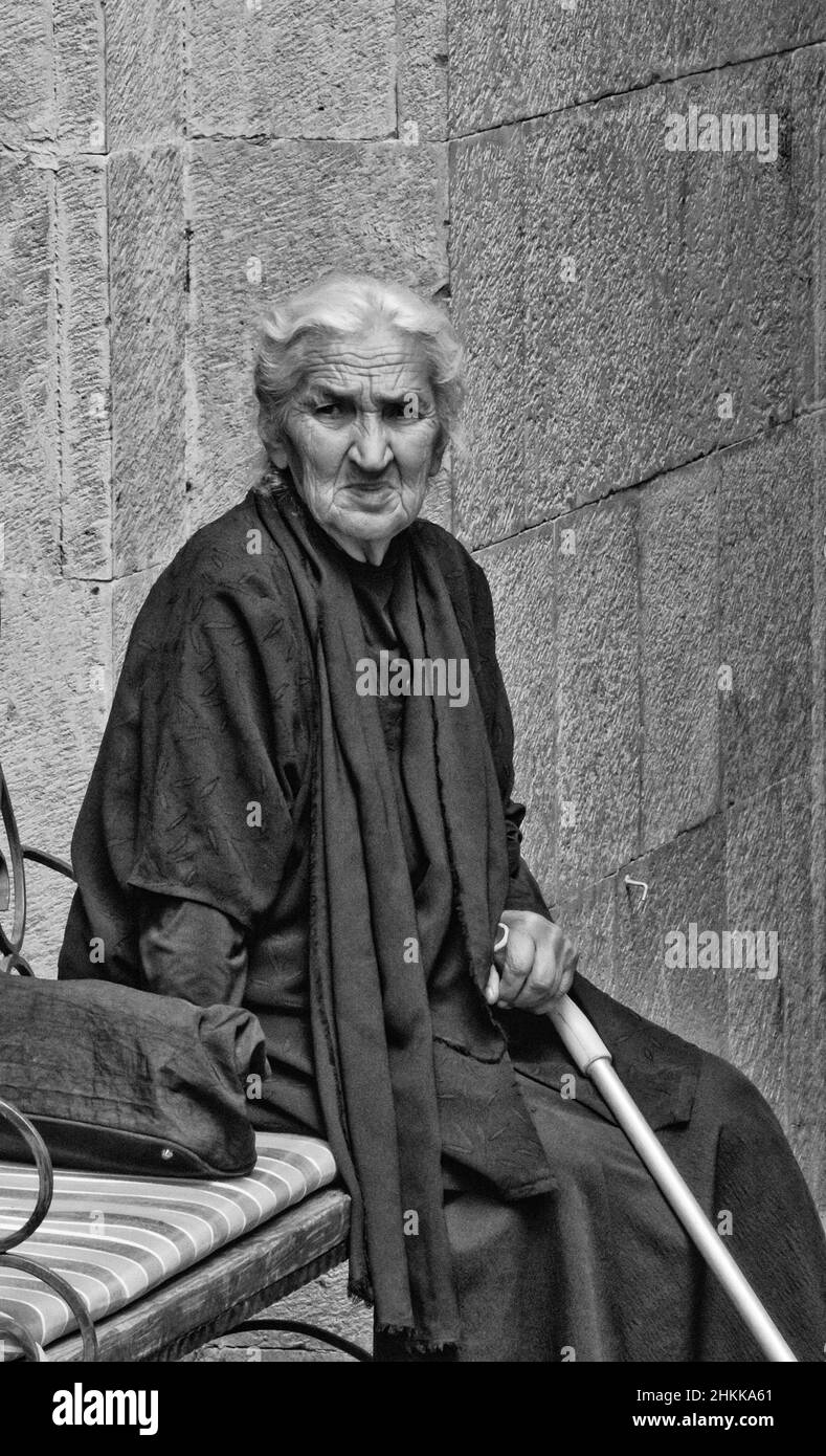 Vieille femme dans la rue, Tbilissi, Géorgie Banque D'Images