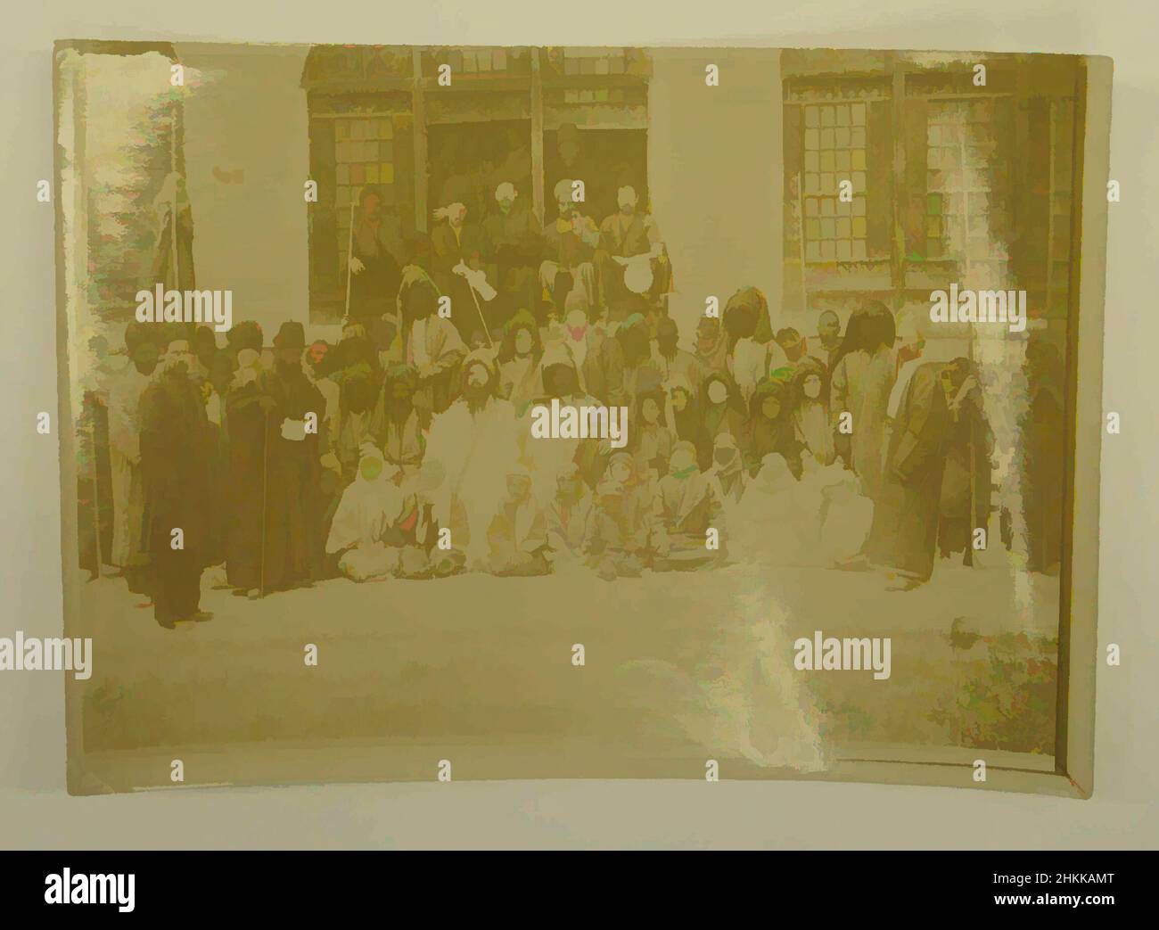 Art inspiré par les acteurs dans un jeu de passion, l'une des 274 photographies d'époque, papier d'impression d'argent Gelatin, fin 19th-début 20th siècle, période de Qajar, 5 1/16 x 7 1/8 po, 12,8 x 18,1 cm, œuvres classiques modernisées par Artotop avec une touche de modernité. Formes, couleur et valeur, impact visuel accrocheur sur l'art émotions par la liberté d'œuvres d'art d'une manière contemporaine. Un message intemporel qui cherche une nouvelle direction créative. Artistes qui se tournent vers le support numérique et créent le NFT Artotop Banque D'Images