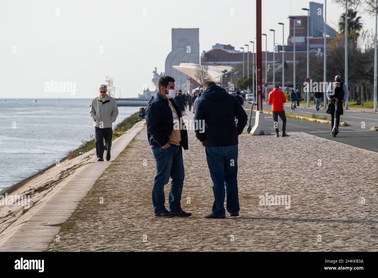Lisbonne, Portugal.29th janvier 2022.Les gens vus marcher sur le boulevard près du pont 25 de Abril.le Conseil portugais des ministres a approuvé un décret-loi qui met fin à l'exigence, pour ceux qui entrent au Portugal,''présenter un test avec un résultat négatif à ceux qui présentent le certificat numérique eu Covid-19 dans l'une de ses modalités ou un autre test de vaccination qui a été reconnu' (Credit image: © Jorge Castellanos/SOPA Images via ZUMA Press Wire) Banque D'Images