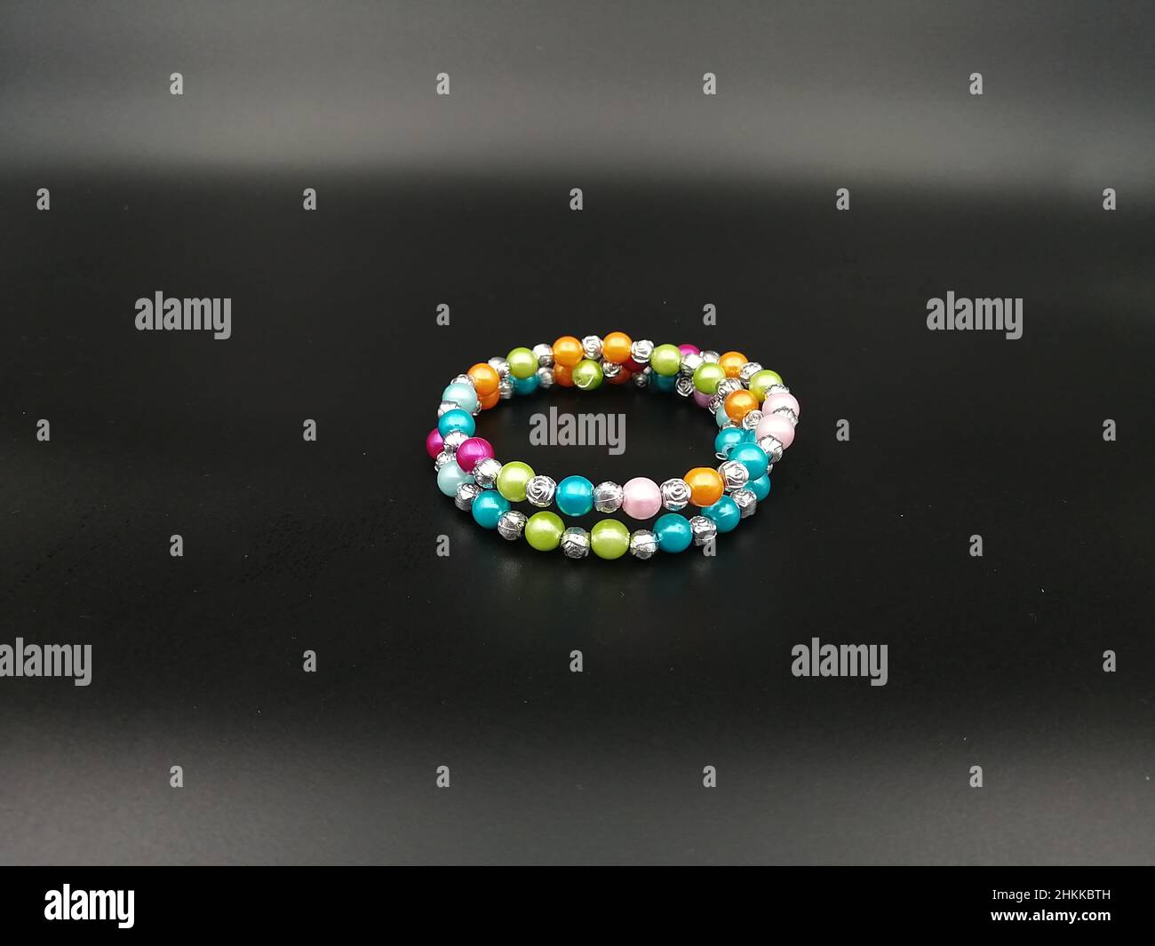 Gros plan de bracelets perlés isolés sur fond noir Banque D'Images