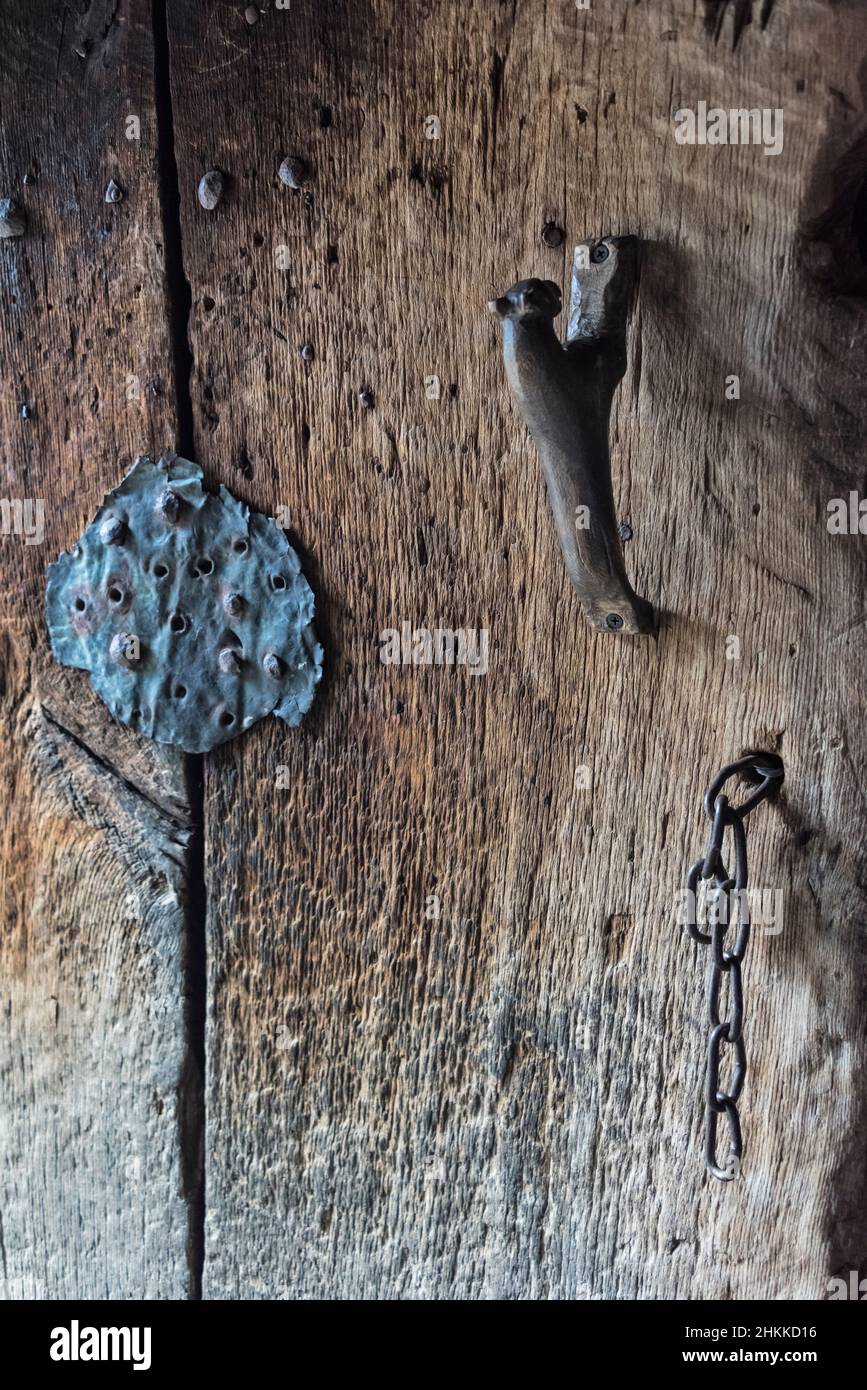 Ancienne porte en bois d'une maison en pierre de Svan, Ushguli, région de Svaneti, Géorgie Banque D'Images