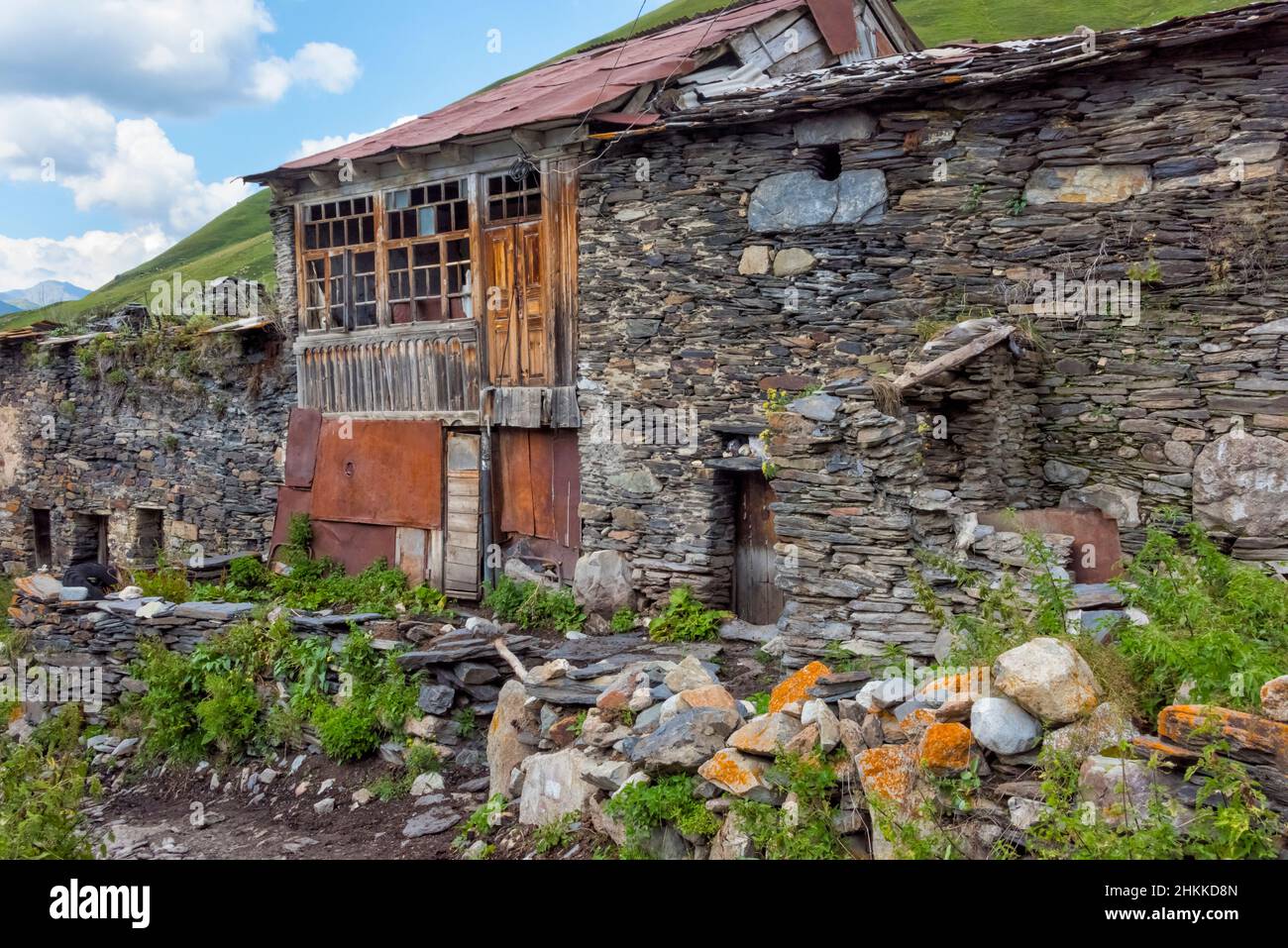 Maison en pierre de Svan dans la montagne du Caucase, Ushguli, région de Svaneti, Géorgie Banque D'Images