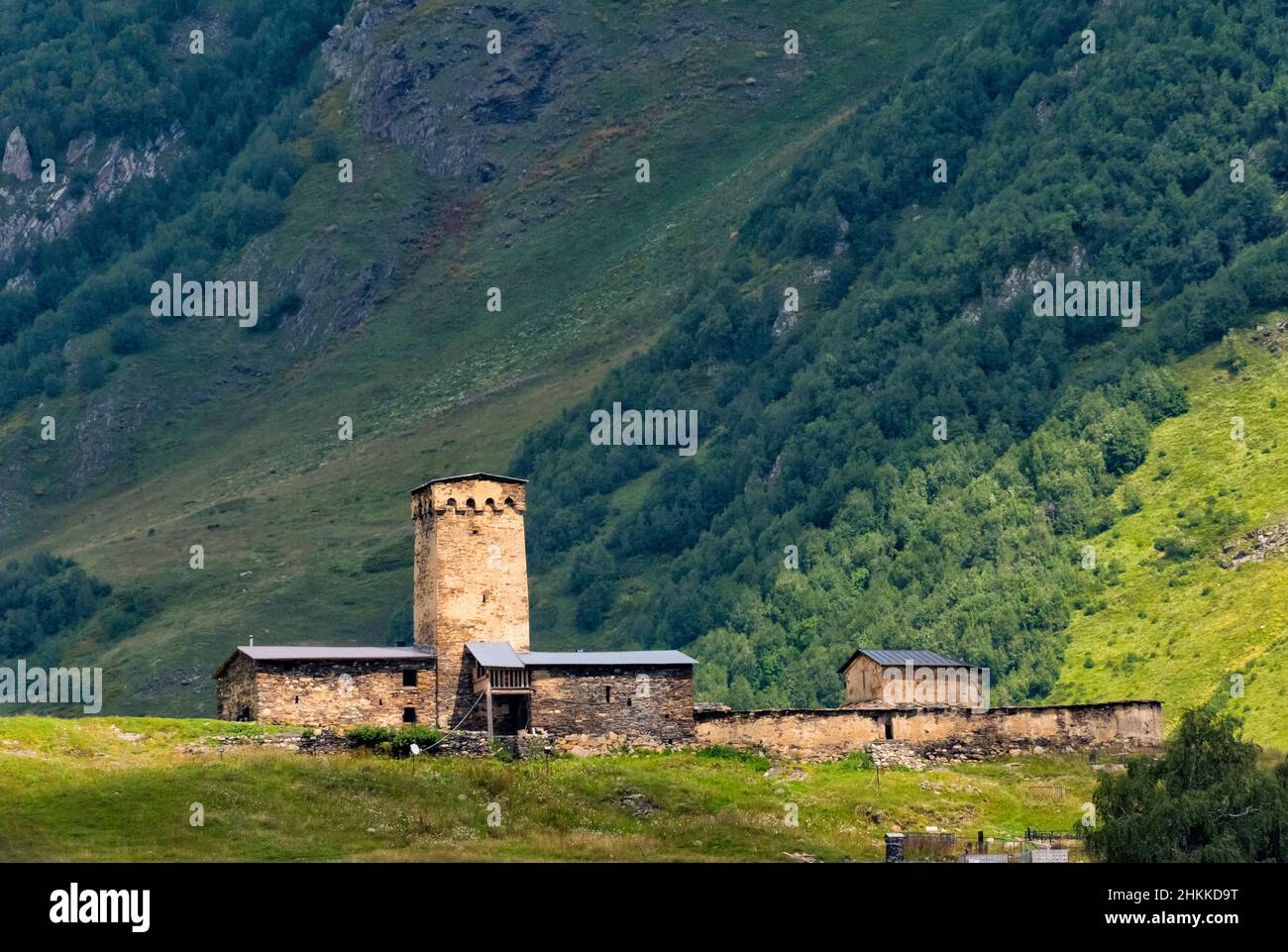 Maison Svan avec tour de guet médiéval dans la montagne du Caucase, Ushguli, région de Svaneti, Géorgie Banque D'Images
